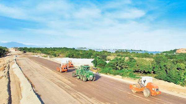 Trên công trường đường cao tốc Cam Lâm-Vĩnh Hảo. Ảnh: Nam Hải