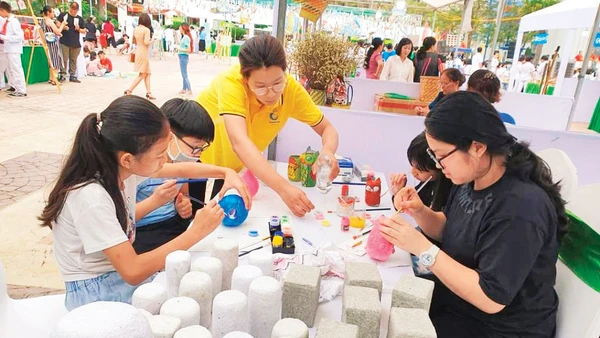 Trải nghiệm với những sản phẩm tái chế ở Green Life Hạ Long.