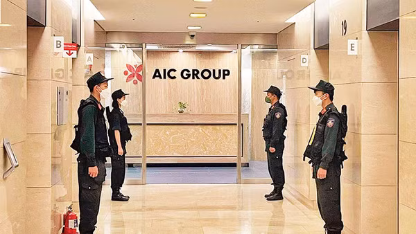 Cơ quan chức năng khám xét trụ sở Công ty AIC. Nguồn: Vietnam+