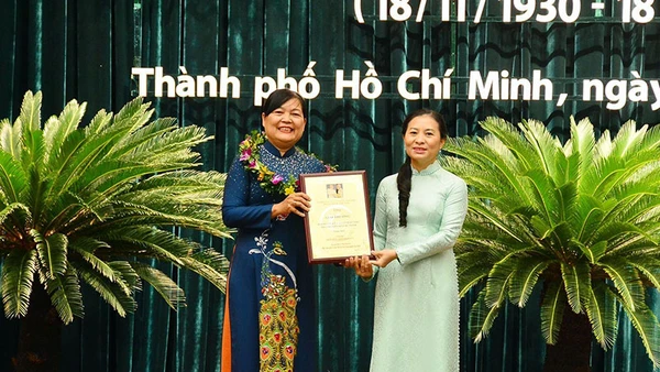 Lãnh đạo Ủy ban Mặt trận Tổ quốc Thành phố Hồ Chí Minh trao giải thưởng Đại đoàn kết toàn dân tộc Thành phố Hồ Chí Minh năm 2022 tặng bà Lê Thị Thu Trà (bên trái).