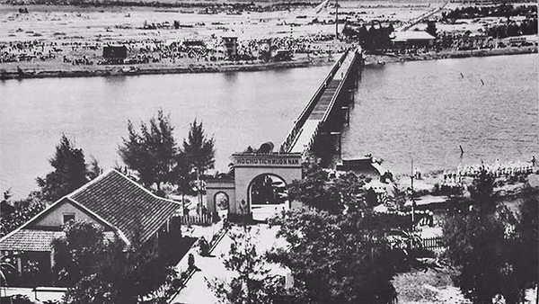 Cầu Hiền Lương trở thành chứng tích lịch sử của hơn 20 năm chia cắt hai miền Bắc-Nam. Ảnh tư liệu