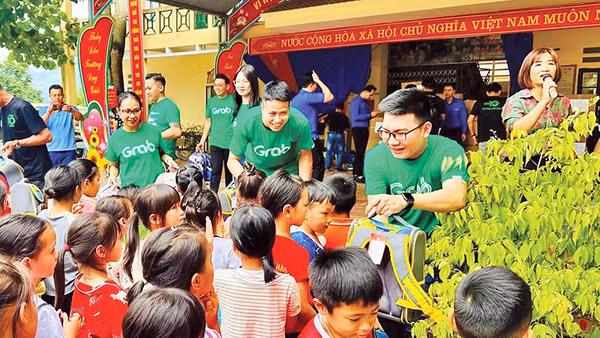 Grab Việt Nam phối hợp Trung ương Đoàn Thanh niên Cộng sản Hồ Chí Minh và Đoàn Thanh niên Cộng sản Hồ Chí Minh tỉnh Lào Cai mang đến các phần quà tặng học sinh vùng bão lũ tháng 9/2024.
