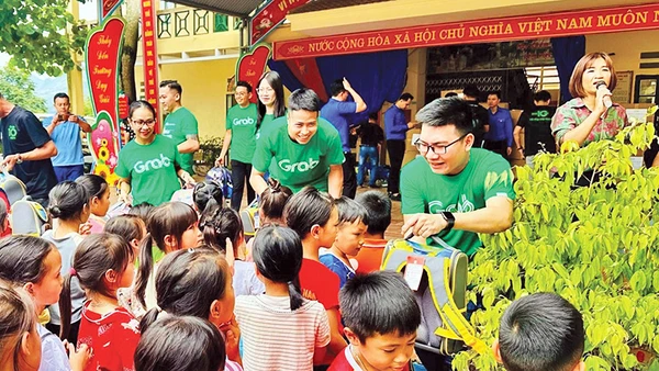 Grab Việt Nam phối hợp Trung ương Đoàn Thanh niên Cộng sản Hồ Chí Minh và Đoàn Thanh niên Cộng sản Hồ Chí Minh tỉnh Lào Cai mang đến các phần quà tặng học sinh vùng bão lũ tháng 9/2024.
