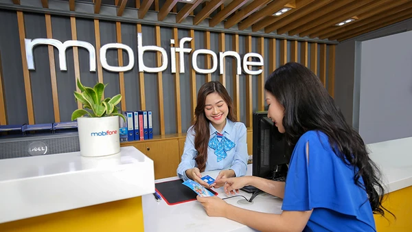 Khách hàng làm thủ tục tại Mobifone.
