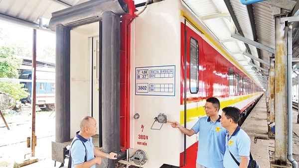 Hình ảnh toa tàu chạy tuyến Sài Gòn - Nha Trang.