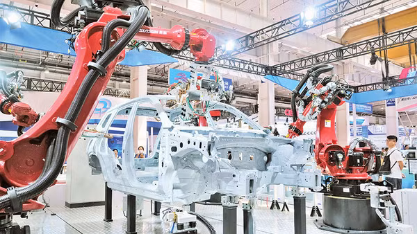 Một thương hiệu robot lắp ráp ô-tô của Trung Quốc tại Hội chợ robot thế giới năm 2023.