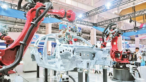 Một thương hiệu robot lắp ráp ô-tô của Trung Quốc tại Hội chợ robot thế giới năm 2023.