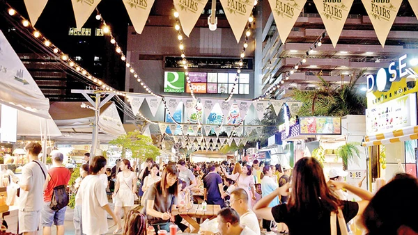 Một khu phố ẩm thực sầm uất ở Bangkok, Thái Lan. (Ảnh Đinh Trường)