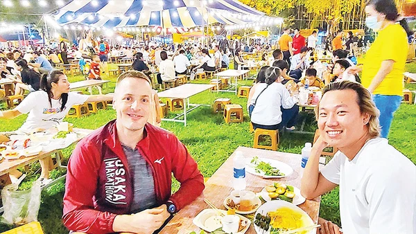 Du khách trải nghiệm tại “Lễ hội Văn hóa ẩm thực, món ngon Saigontourist Group 2023”. (Ảnh: Nhật Xuân)