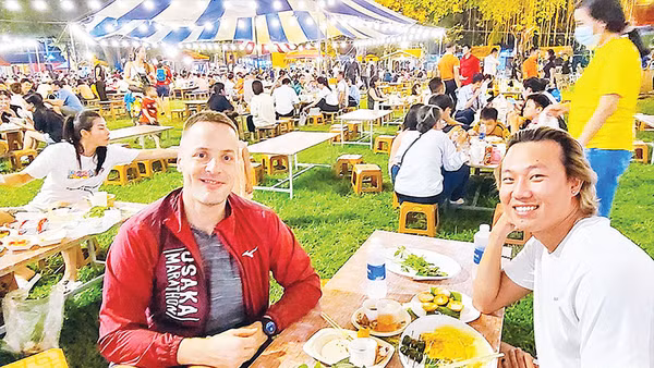 Du khách trải nghiệm tại “Lễ hội Văn hóa ẩm thực, món ngon Saigontourist Group 2023”. (Ảnh: Nhật Xuân)