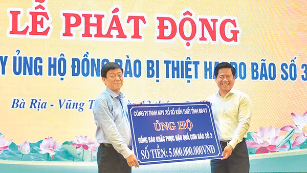 Ông Dương Minh Tú, Giám đốc Công ty TNHH MTV Xổ số kiến thiết tỉnh Bà Rịa - Vũng Tàu đại diện công ty trao 5 tỷ đồng ủng hộ đồng bào bị ảnh hưởng bởi cơn bão số 3.