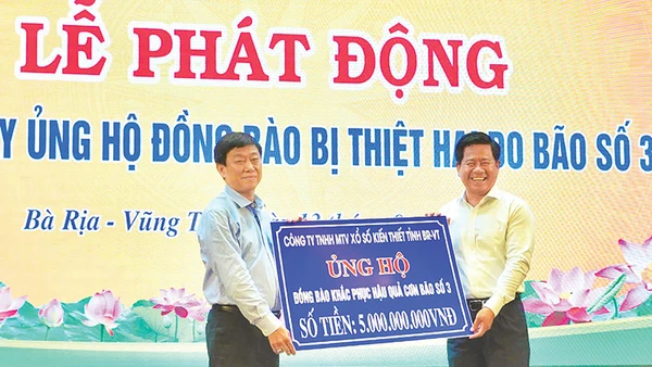Ông Dương Minh Tú, Giám đốc Công ty TNHH MTV Xổ số kiến thiết tỉnh Bà Rịa - Vũng Tàu đại diện công ty trao 5 tỷ đồng ủng hộ đồng bào bị ảnh hưởng bởi cơn bão số 3.