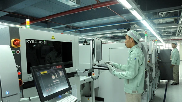 Công nhân Công ty cổ phần Công nghệ công nghiệp Bưu chính viễn thông Việt Nam (VNPT Technology) tại Khu Công nghệ cao Hòa Lạc sản xuất và lắp ráp linh kiện điện tử. Ảnh: Trần Hải