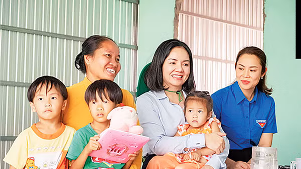 Bà Nguyễn Thị Hiền, Phó Tổng Giám đốc PVCFC trao nhà đại đoàn kết tặng người dân xã Khánh Hội, huyện U Minh, tỉnh Cà Mau.