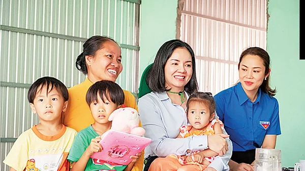 Bà Nguyễn Thị Hiền, Phó Tổng Giám đốc PVCFC trao nhà đại đoàn kết tặng người dân xã Khánh Hội, huyện U Minh, tỉnh Cà Mau.