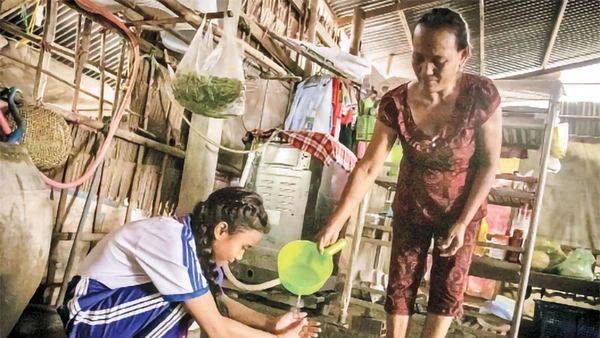 Em Lâm Thị Diễm Như và bà ngoại, Sơn Thị Sương (huyện Long Phú, tỉnh Sóc Trăng, Việt Nam) là hộ người dân tộc Khmer không có nhà tiêu hợp vệ sinh. 