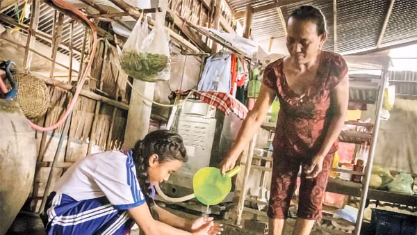 Em Lâm Thị Diễm Như và bà ngoại, Sơn Thị Sương (huyện Long Phú, tỉnh Sóc Trăng, Việt Nam) là hộ người dân tộc Khmer không có nhà tiêu hợp vệ sinh. 