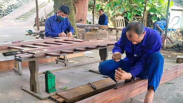 Học viên cơ sở cai nghiện Thác Bà lao động trong thời gian cai nghiện.