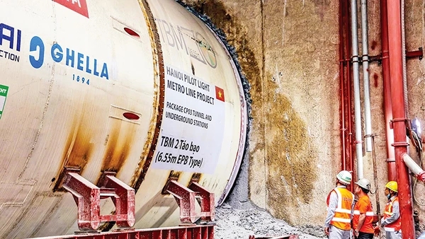 Máy đào TBM thứ 2 mang tên “Táo bạo” khoan những mét hầm đầu tiên.