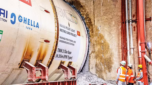 Máy đào TBM thứ 2 mang tên “Táo bạo” khoan những mét hầm đầu tiên.