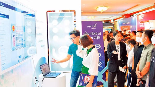 Khách hàng trải nghiệm công nghệ AI của FPT tại Ngày hội Trí tuệ nhân tạo Việt Nam năm 2022.Ảnh: Lê Thủy