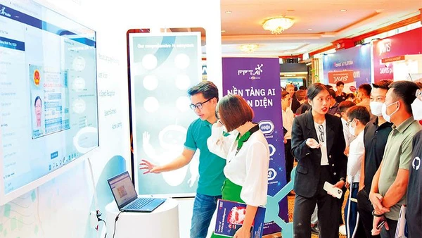 Khách hàng trải nghiệm công nghệ AI của FPT tại Ngày hội Trí tuệ nhân tạo Việt Nam năm 2022.Ảnh: Lê Thủy
