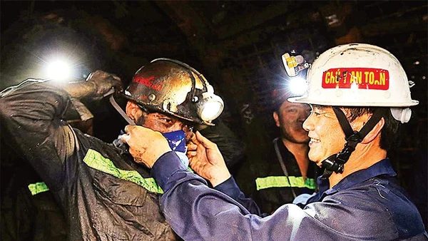 Chủ tịch Công đoàn Tập đoàn công nghiệp Than-Khoáng sản Việt Nam Lê Thanh Xuân trao khẩu trang phòng bụi tặng người lao động Công ty Than Nam Mẫu.Ảnh: Quốc Khương