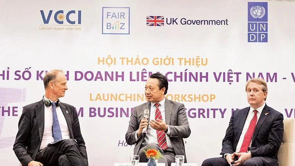 Ông Nguyễn Quang Vinh, Phó Chủ tịch điều hành Liên đoàn Thương mại và Công nghiệp Việt Nam (ở giữa) nhấn mạnh, để xây dựng văn hóa liêm chính, cần sự cam kết của người đứng đầu doanh nghiệp.