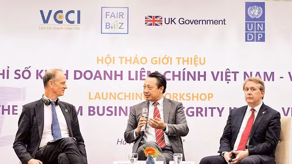 Ông Nguyễn Quang Vinh, Phó Chủ tịch điều hành Liên đoàn Thương mại và Công nghiệp Việt Nam (ở giữa) nhấn mạnh, để xây dựng văn hóa liêm chính, cần sự cam kết của người đứng đầu doanh nghiệp.