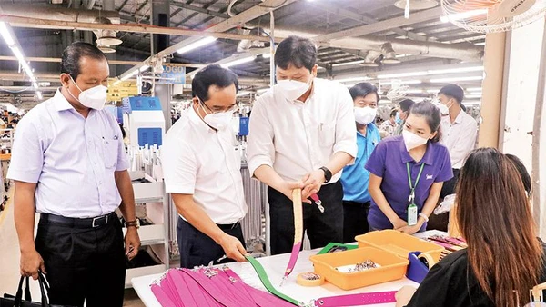 Bí thư Tỉnh ủy Long An Nguyễn Văn Được (thứ hai, từ trái sang) kiểm tra tình hình phục hồi sản xuất tại Công ty TNHH Túi xách Simone Việt Nam (huyện Cần Giuộc, Long An).Ảnh: BÙI GIANG
