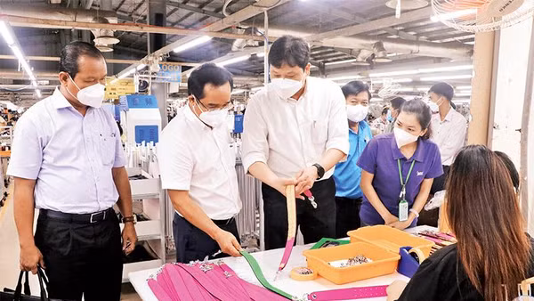 Bí thư Tỉnh ủy Long An Nguyễn Văn Được (thứ hai, từ trái sang) kiểm tra tình hình phục hồi sản xuất tại Công ty TNHH Túi xách Simone Việt Nam (huyện Cần Giuộc, Long An).Ảnh: BÙI GIANG