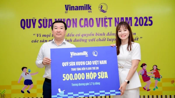 Ông Đỗ Thanh Tuấn - Giám đốc Đối ngoại Vinamilk - trao tặng bảng tượng trưng 500.000 hộp sữa cho đại diện Quỹ Bảo trợ Trẻ em Việt Nam nhân dịp khởi động Quỹ sữa năm 2025. (Ảnh: Nam Anh)