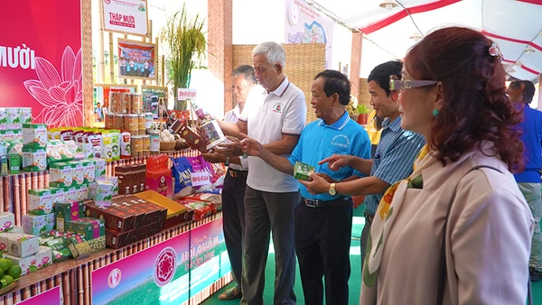 Gian hàng của huyện Tháp Mười thu hút khách khi có nhiều sản phẩm OCOP bắt mắt. (Ảnh: HỮU NGHĨA)