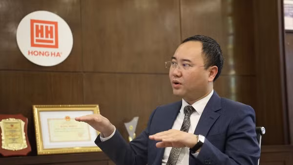 Ông Phạm Trung Kiên, Tổng Giám đốc Công ty CP Văn phòng phẩm Hồng Hà trao đổi với phóng viên Báo Nhân Dân.