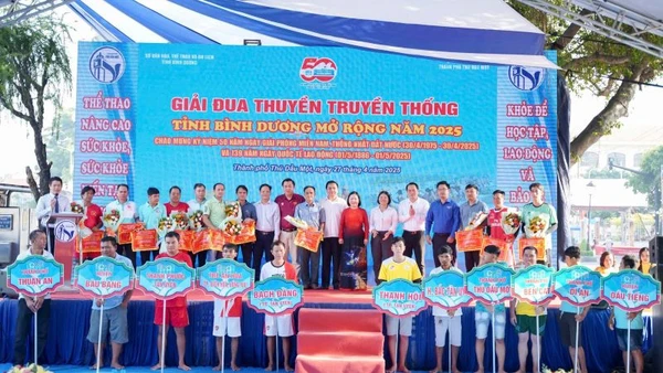 Ban tổ chức và các đại biểu trao tặng cờ cho các đội tham dự giải đua thuyền. 