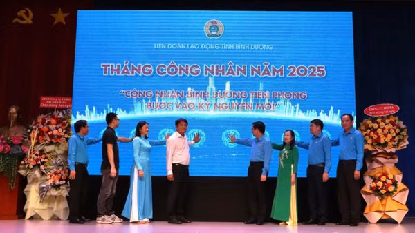 Các đại biểu thực hiện nghi thức phát động Tháng Công nhân 2025 tại Bình Dương.,