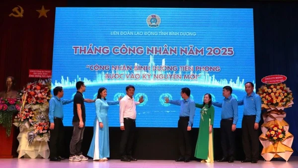 Các đại biểu thực hiện nghi thức phát động Tháng Công nhân 2025 tại Bình Dương.,