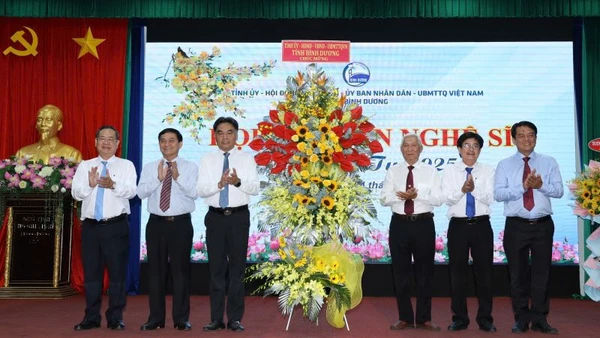 Lãnh đạo tỉnh Bình Dương trao tặng hoa chúc mừng đội ngũ văn nghệ sĩ. 