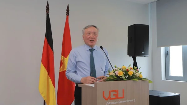 Phó Thủ tướng Thường trực Chính phủ Nguyễn Hòa Bình phát biểu ý kiến tại buổi thăm và làm việc.