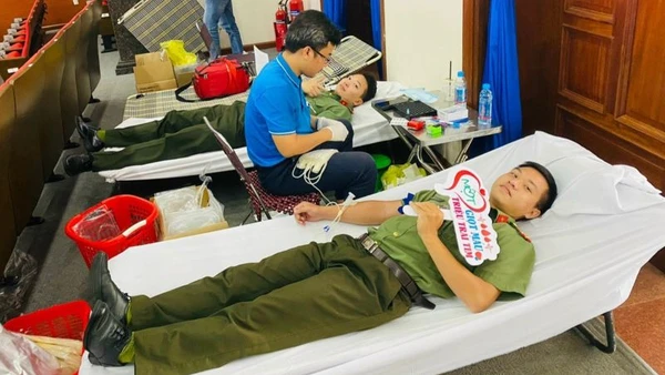 Cán bộ, chiến sĩ Công an tỉnh Bình Dương tham gia hiến máu tình nguyện đợt 1 năm 2024.