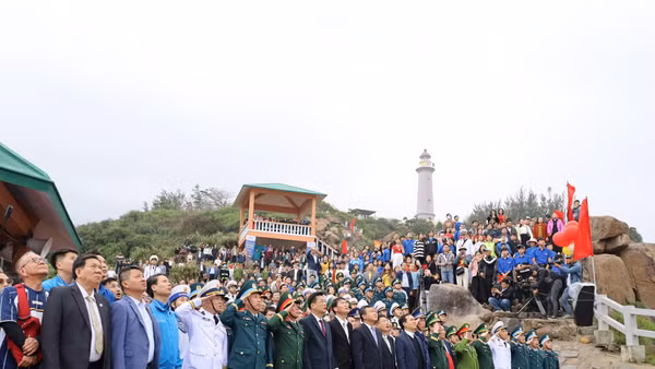 Các đại biểu thực hiện nghi thức lễ chào cờ đầu năm tại danh thắng quốc gia Bãi Môn-Mũi Điện, thị xã Đông Hòa, Phú Yên.