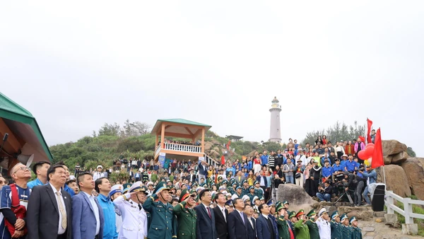 Các đại biểu thực hiện nghi thức lễ chào cờ đầu năm tại danh thắng quốc gia Bãi Môn-Mũi Điện, thị xã Đông Hòa, Phú Yên.