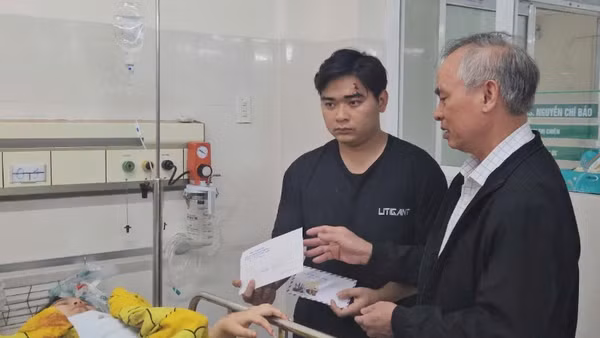 Đại diện Ban an toàn giao thông tỉnh Phú Yên đến thăm, động viên các nạn nhân đang cấp cứu tại bệnh viện