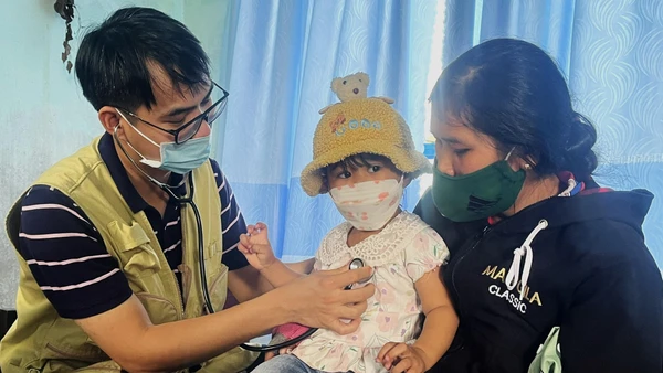 Bác sĩ Cù Nhật Quý thuộc Liên chi hội Tim mạch nhi và Tim bẩm sinh Thành phố Hồ Chí Minh đang khám cho các cháu ở xã Suối Bạc, huyện Sơn Hòa, tỉnh Phú Yên.