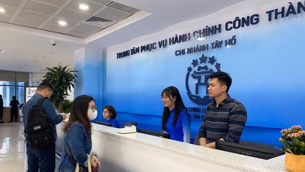 Người dân tới làm thủ tục hành chính tại Trung tâm Phục vụ hành chính công chi nhánh Tây Hồ. (Ảnh nhandan.vn)
