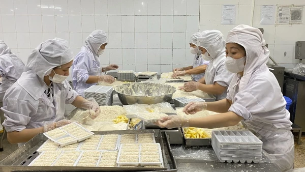 Sản xuất tại Công ty TNHH Chế biến thực phẩm Đông Đô. (Ảnh: NGUYÊN TRANG)