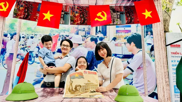 Gia đình nhỏ của Phạm Thị Linh Chi, hiện đang sinh sống ở Hai Bà Trưng, Hà Nội tại triển lãm. (Ảnh: HNV)