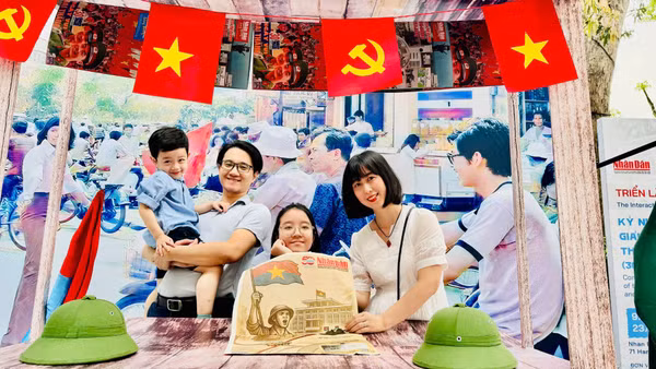 Gia đình nhỏ của Phạm Thị Linh Chi, hiện đang sinh sống ở Hai Bà Trưng, Hà Nội tại triển lãm. (Ảnh: HNV)