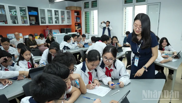 Trong một giờ học bậc trung học cơ sở tại Việt Nam.