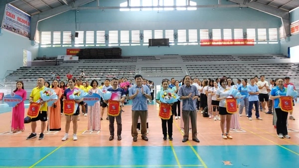 Trao cờ lưu niệm cho hội nhà báo các tỉnh.